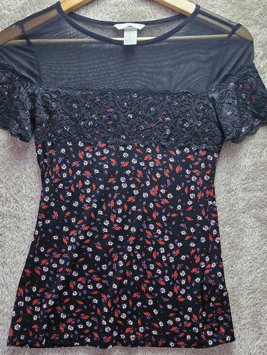 H&M Tops - H&M Floral Print Short-Sleeve Top wtih Black Mesh Neckline Lace Detailing Size 0